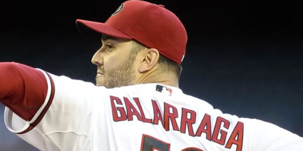 Armando Galarraga firma contrato con Texas