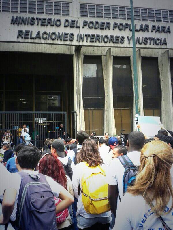 Protesta de estudiantes cierra el paso en la avenida Urdaneta (Fotos)