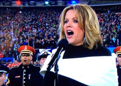 La soprano Renée Fleming canta himno en el Super Bowl (Fotos)