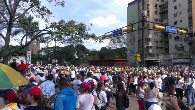 Manifestantes se concentran en la Plaza Altamira (Fotos)