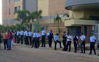 Represión, policías asedian en residencias de Ciudad Guayana (Video)