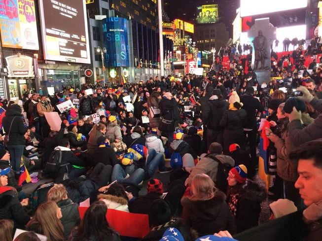 Venezolanos protestan en Times Squeare