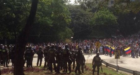 Valencia en la calle, pacíficamente, frente a la GN, pacíficamente (FOTOS)