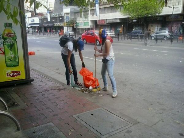 Vecinos y estudiantes amanecen barriendo las calles de Chacao (Fotos)