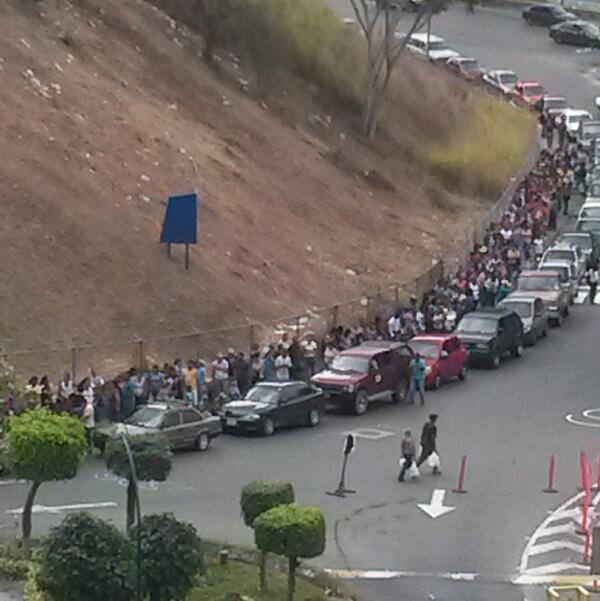 ¿Así que no hay escasez?… esta colota en Bicentenario de Caracas para comprar leche lo desmiente