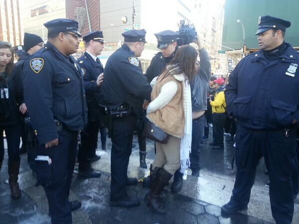 Chavista es detenida en NY por intentar sabotear protesta contra Maduro (Foto)