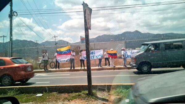 Protesta mantiene cerrada la avenida Intercomunal Guarenas-Guatire (Fotos)