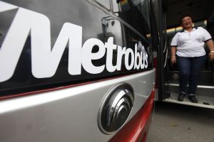 Suspendidas tres rutas de Metrobús en Caracas