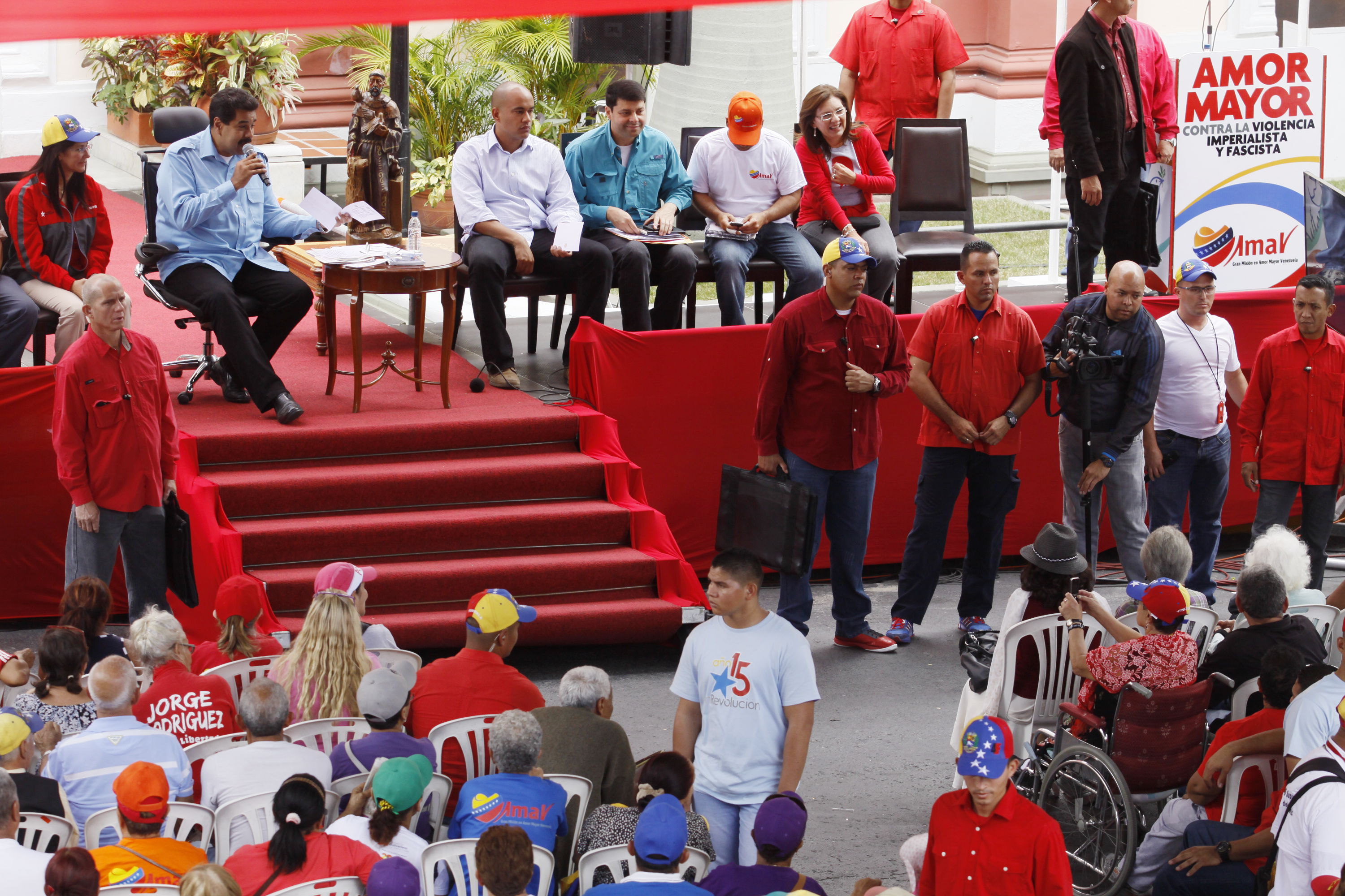 Maduro prepara diálogo nacional ante crecientes protestas