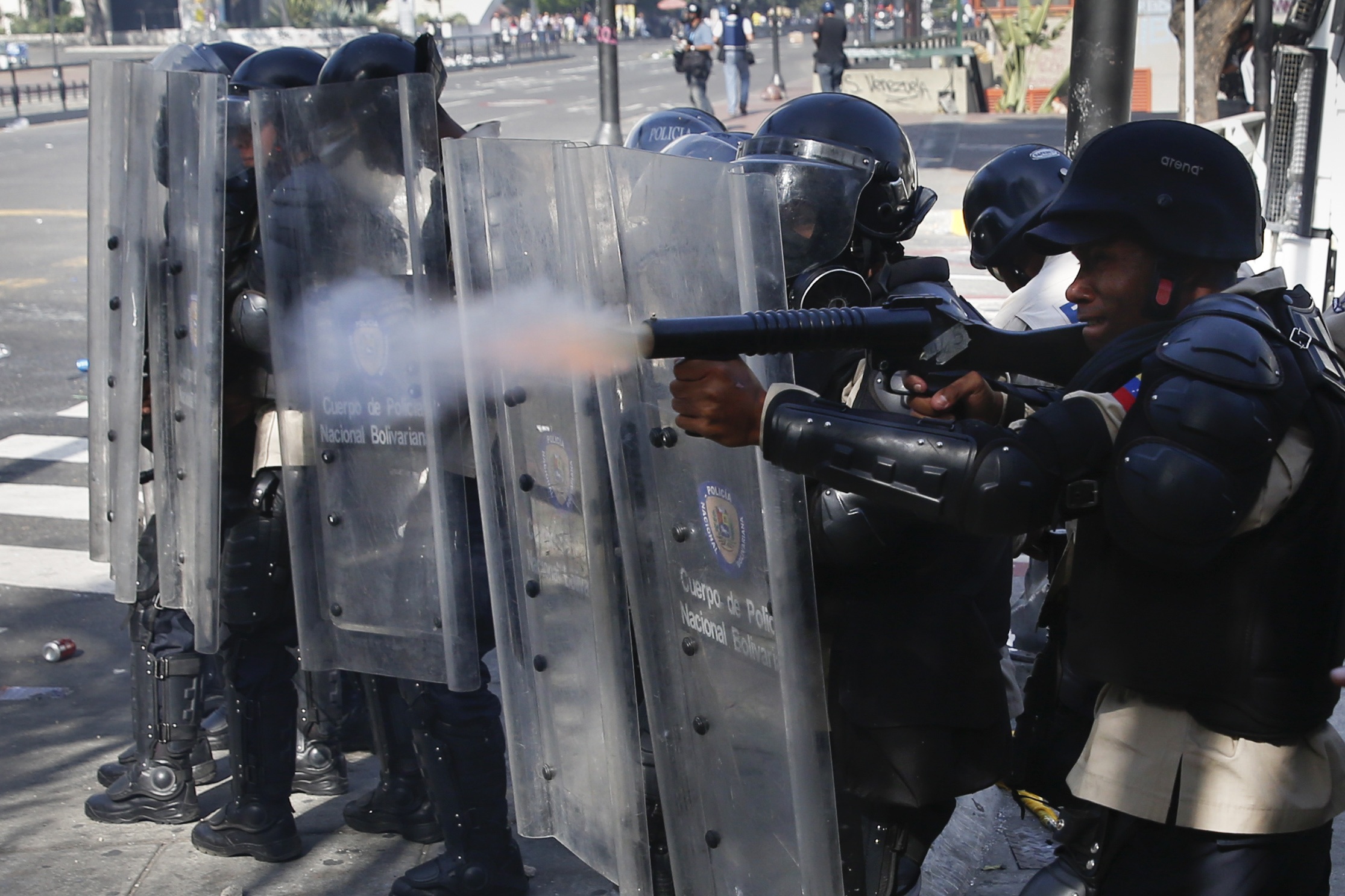 Volvió la represión y las bombas lacrimógenas a Altamira (Fotos)