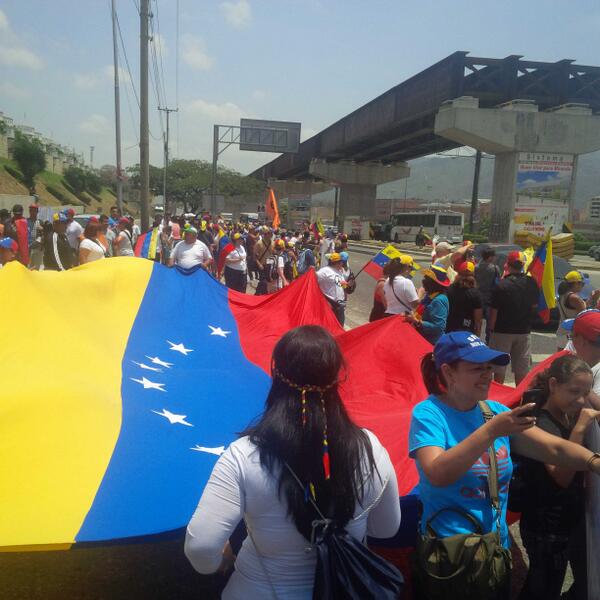 Realizan gran cadena humana en la Av. Intercomunal Guarenas y Guatire (Fotos)