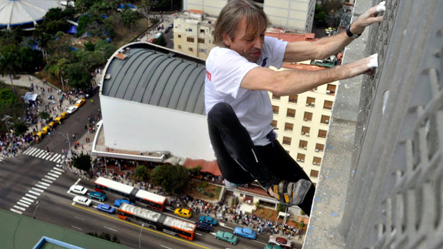 “Spiderman francés” escala un rascacielos de 186 metros en París