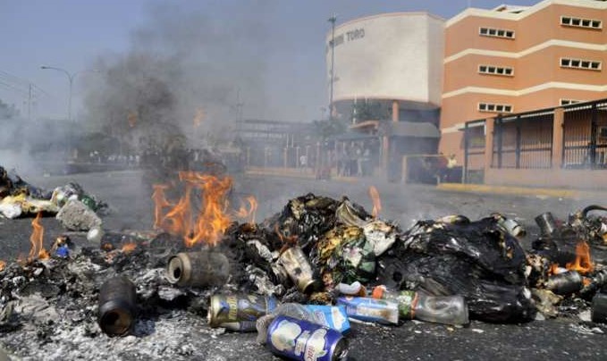 Persisten barricadas en el este de Barquisimeto (Fotos)