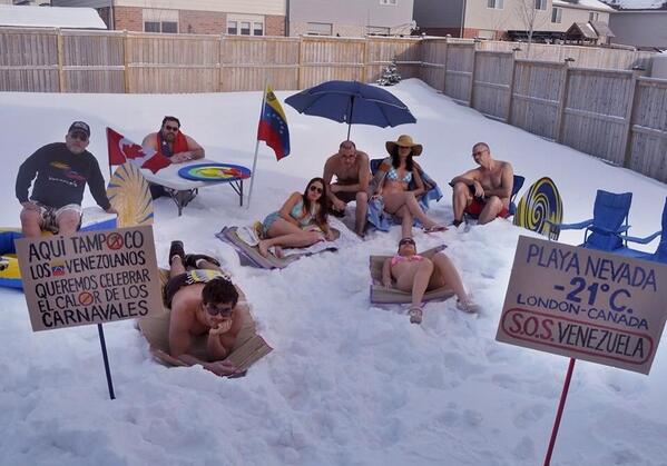 Venezolanos protestan en una “Playa” a -21 Grados (Foto)