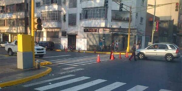 Cerrado acceso a la avenida Lecuna (Foto)