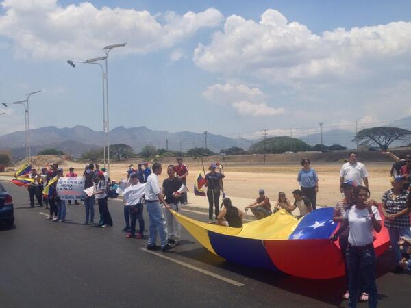 Habitantes de Guacara toman las calles (FOTOS)