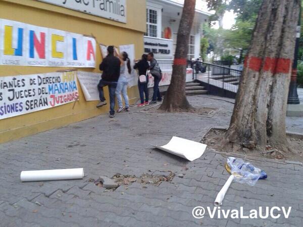 Defensoría del Pueblo amaneció con sorpresa de los estudiantes (Fotos)