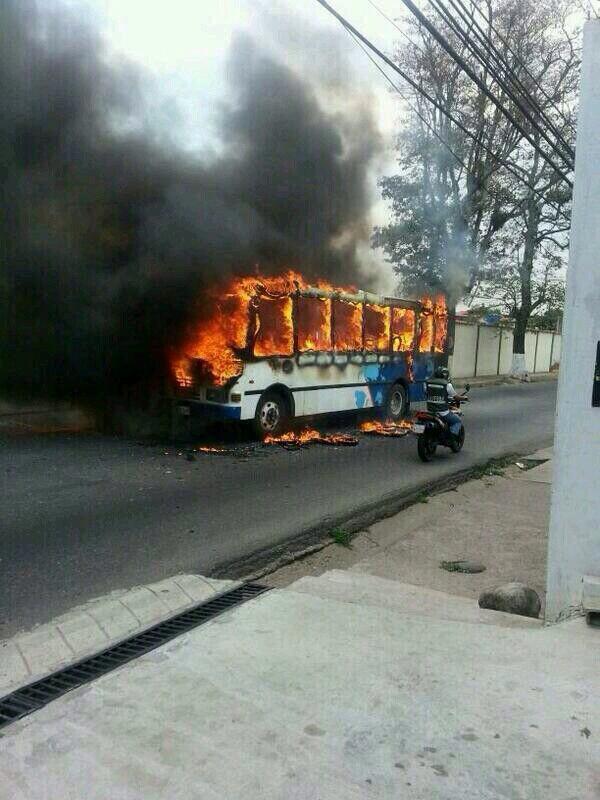 Queman unidad de transporte en Táriba (Fotos)