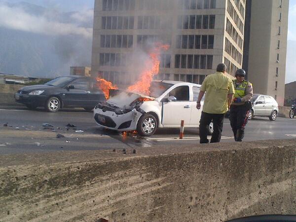 Se incendia carro en la autopista Prados del Este (Foto)