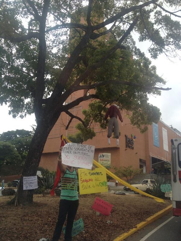 Fuerte cola por protesta frente al centro comercial Terras Plaza (Fotos)