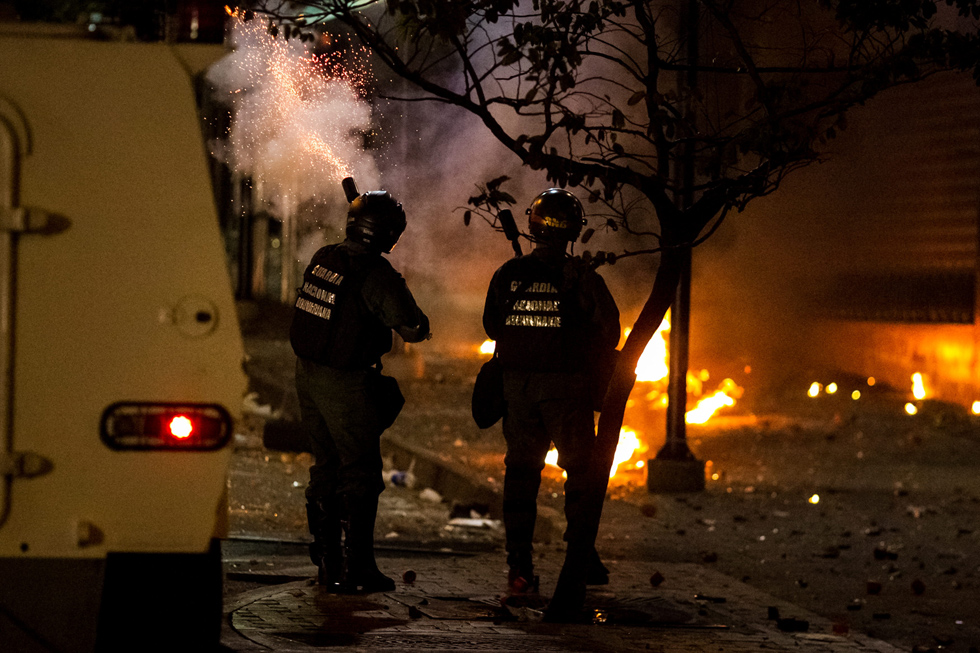 Batalla campal en Chacao: GNB y PNB reprimen, mientras manifestantes resisten (Fotos)