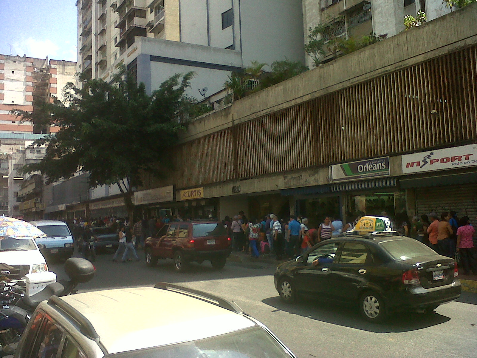 Largas colas para comprar aceite, harina pan y pollo en Mikro la Candelaria (Foto y Video)