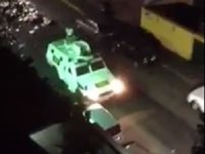 Tanqueta de la GNB choca carros por diversión en Chacao (FOTOS + VIDEO)