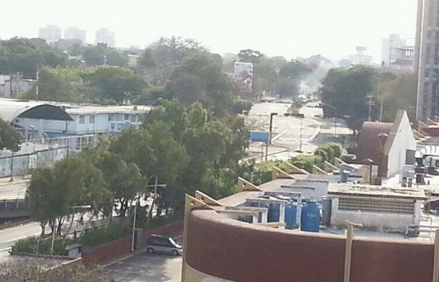 Barricada frente a torres El Saladillo