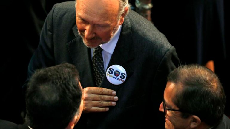 Políticos chilenos usaron botones de “SOS Venezuela” en la jura de Bachelet (Fotos)