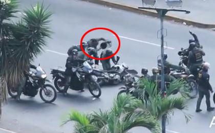 Capturan en video a otro GNB agrediendo con el casco a un manifestante