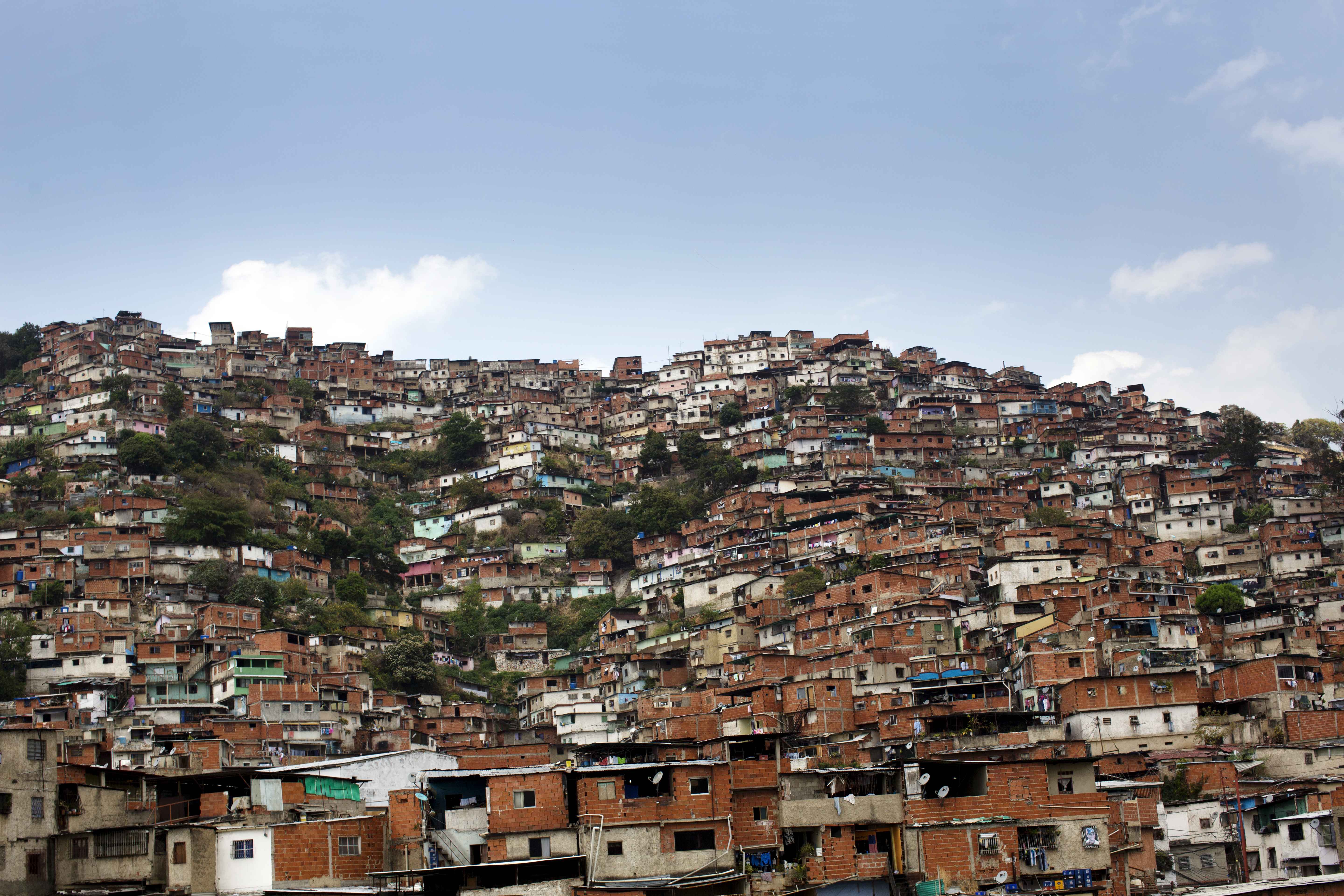 En los barrios populares, los paramilitares reprimen las protestas