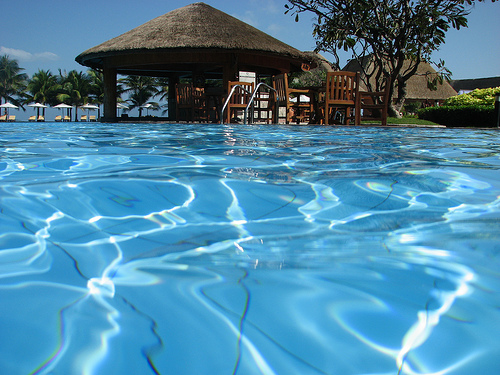 ¿Puede haber consecuencias al orinar en la piscina?