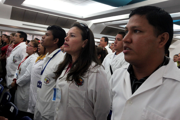 Cercenan derecho a la protesta a médicos comunitarios (Comunicado)