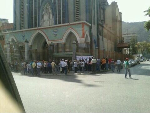 Personas honran a los caídos por la violencia frente a la Iglesia La Coromoto (Fotos)