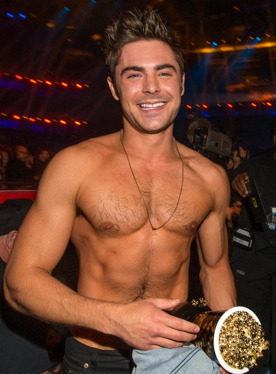 Zac Efron y sus músculos le roban miradas a las patilleras (Fotos)