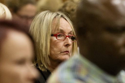 La madre de Steenkamp dice estar obsesionada con mirar a Pistorius