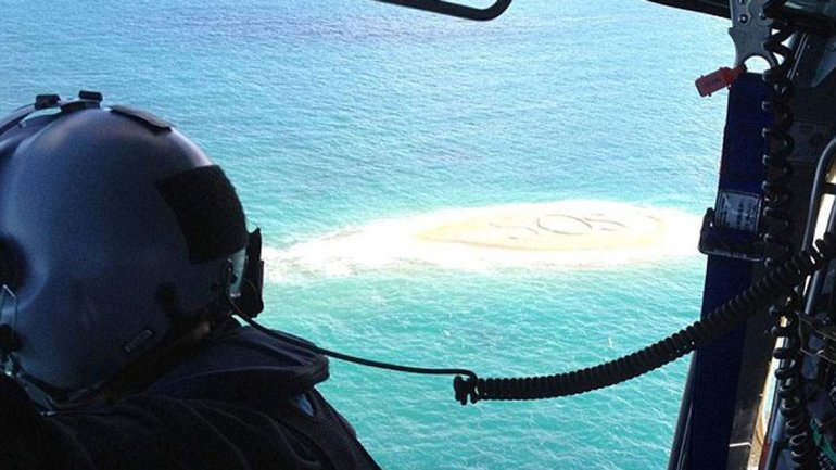 Perdidos en el mar, escribieron un SOS gigante y se salvaron (Fotos)