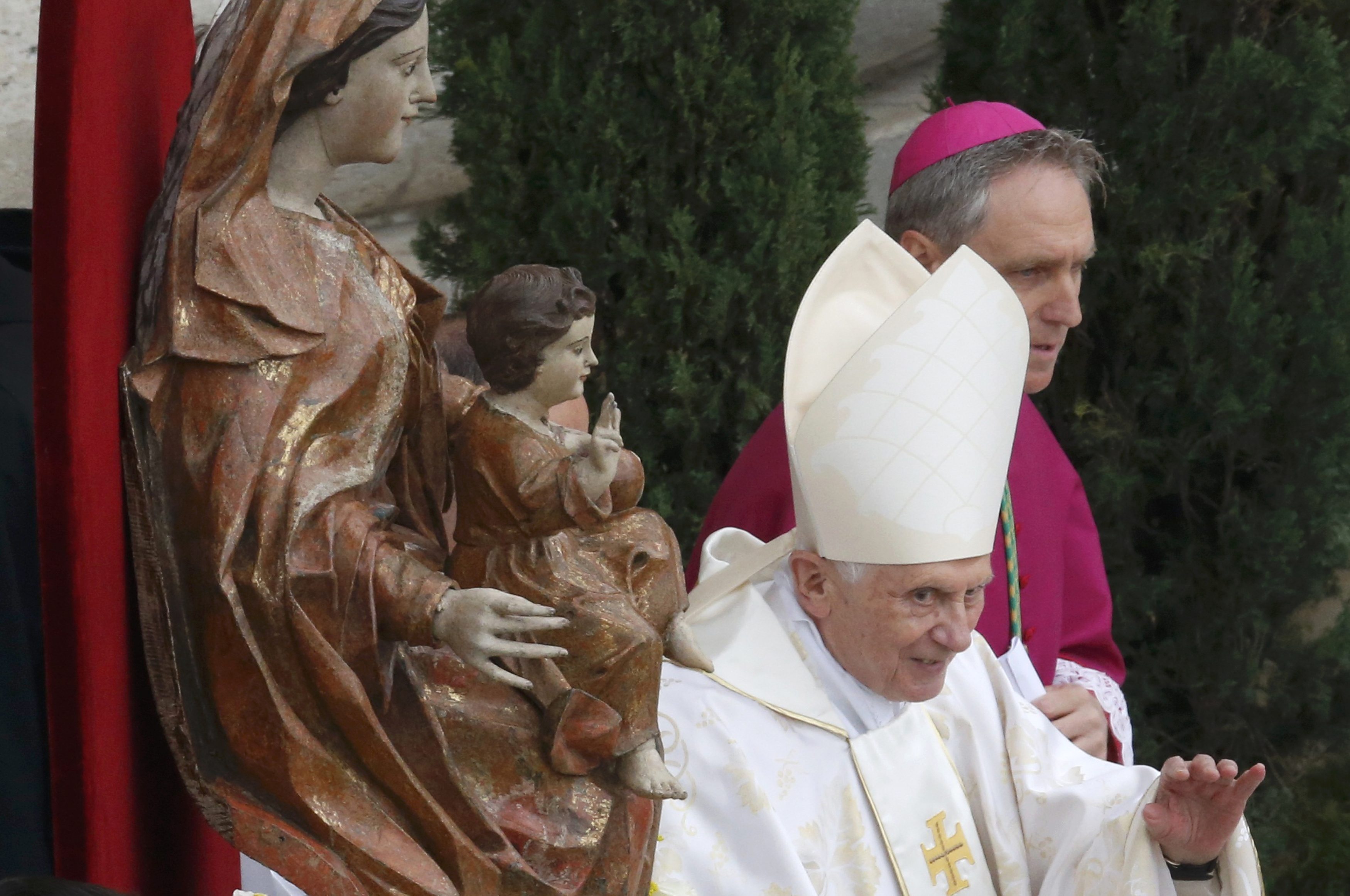 Emérito Papa Benedicto reaparece en la ceremonia de canonización (Fotos)