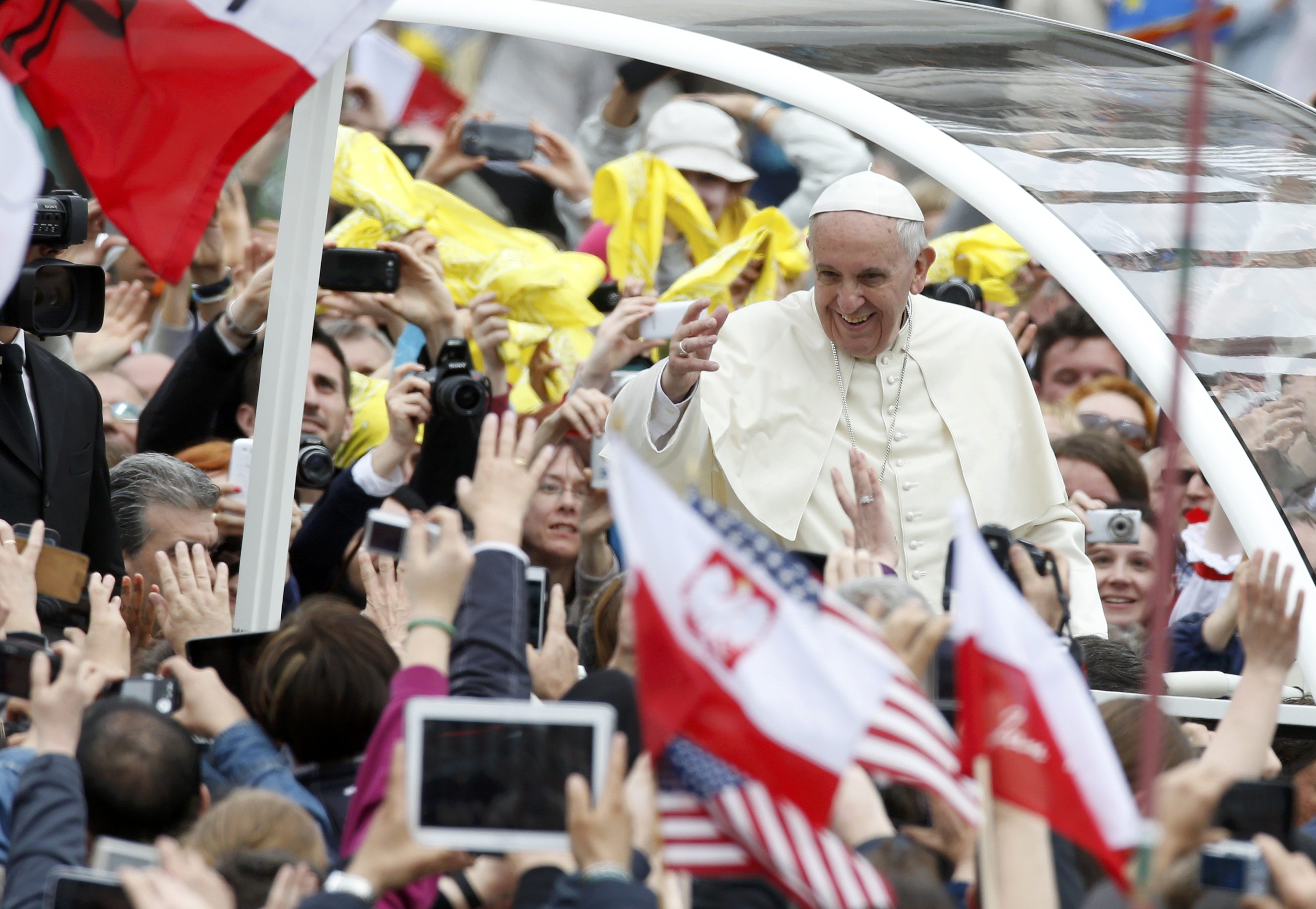 Francisco entre la multitud tras la canonización de los dos papas