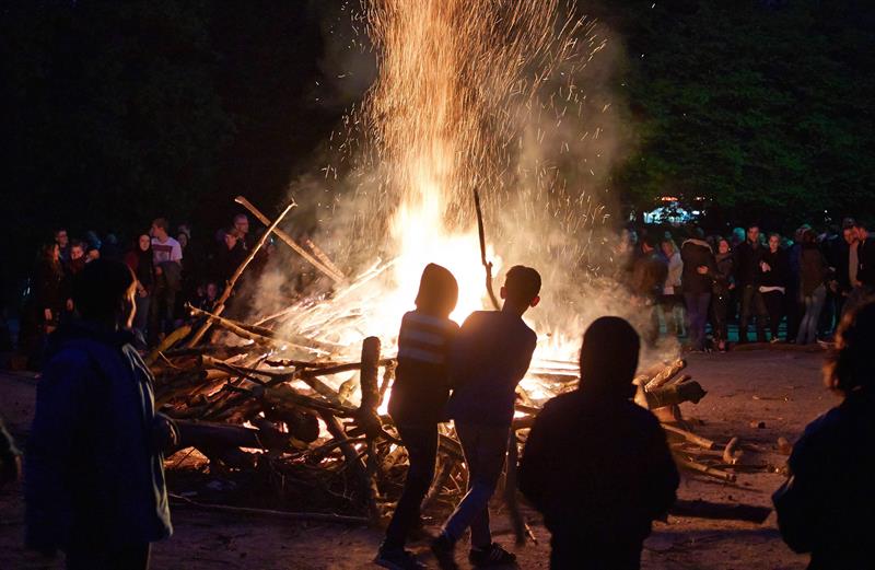 Alemanes celebraron su tradicional hoguera de Pascua (Fotos)