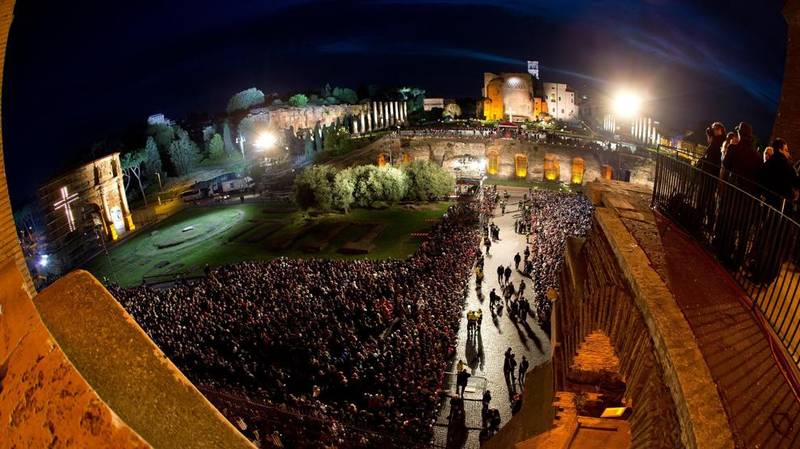 El Papa le envía sobres con dinero a los mendigos de Roma