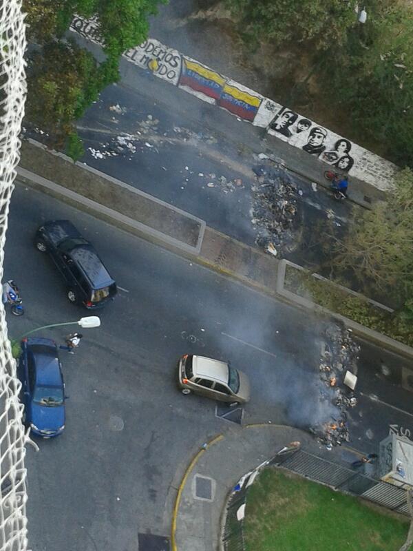 Barricadas en la Av. Sanz del Marqués este #2A (Fotos)