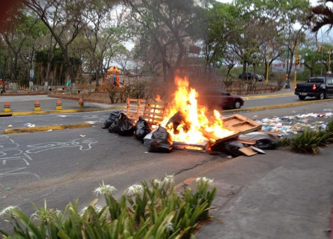 Amanecen fuertes barricadas en La California (Fotos)