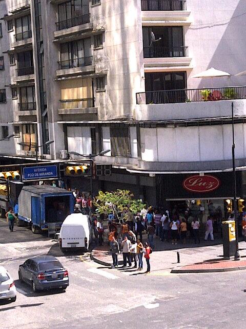 La foto: Cola para comprar leche y compotas en Chacao (Indigna verla y humilla hacerla)