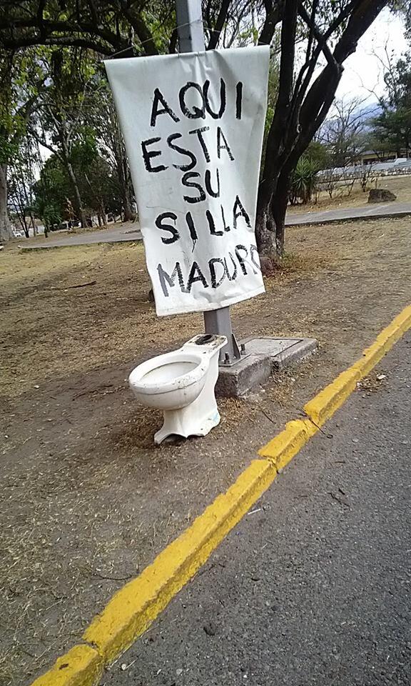 Esta es la “silla” que le dedicaron a Maduro (Foto)