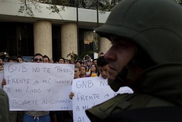 “GN no te pares frente de mi, párate a mi lado y SACÚDETE AL CUBANO” (Foto)