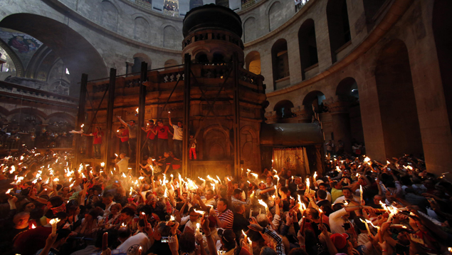 Cristianos ortodoxos celebran ritual del “fuego sagrado” en Jerusalén