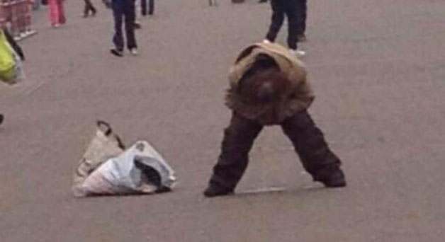 La cacharon orinando en la calle y ahora la policía está tras ella (Foto)