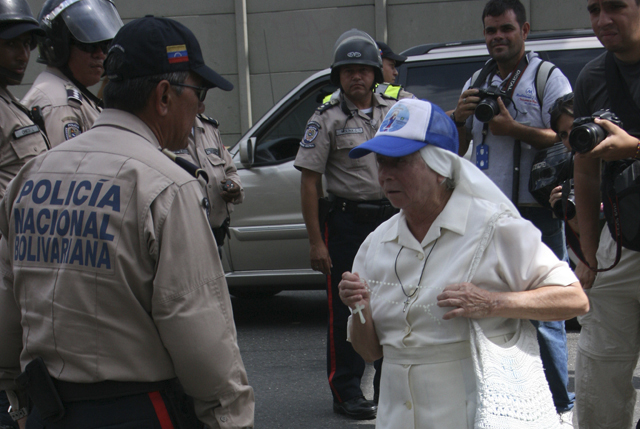 Monja dialoga con PNB durante marcha en Chacao (Fotos + Video)