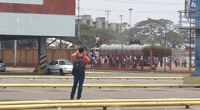 Maracuchos se “engochilaron” con esta mega barricada (Fotos)